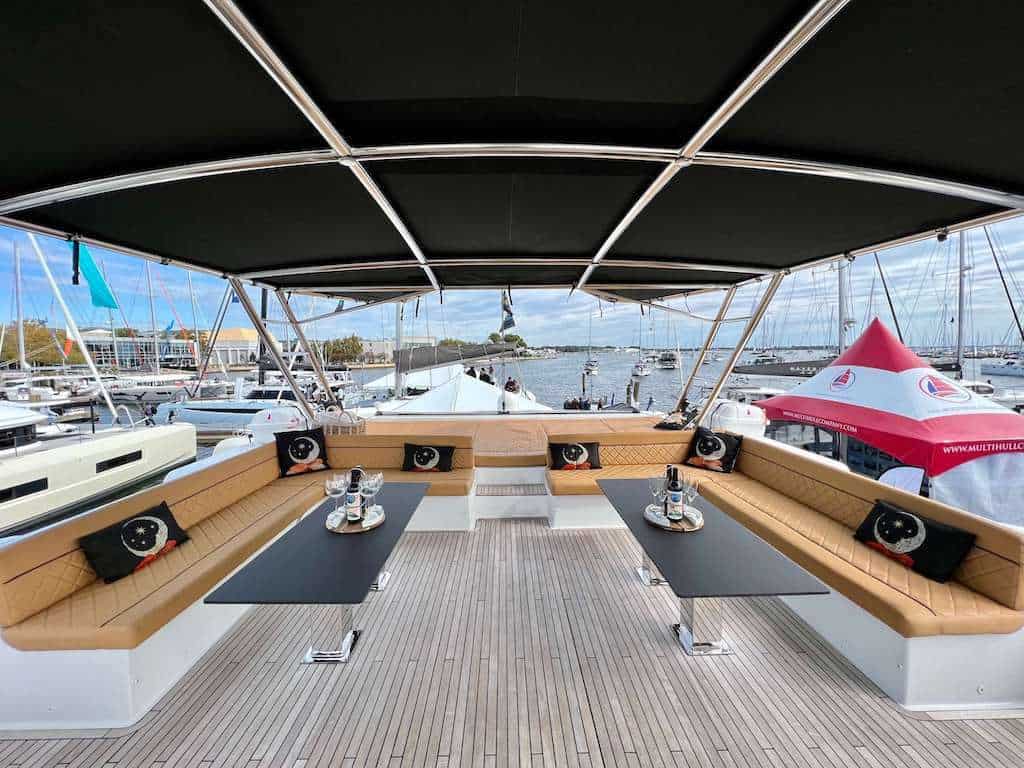 Catamaran Moon Dragon Flybridge