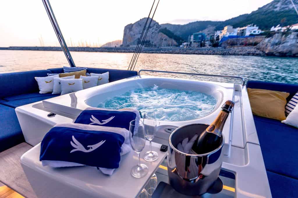 Catamaran Mariah Princess III Flybridge and Jacuzzi